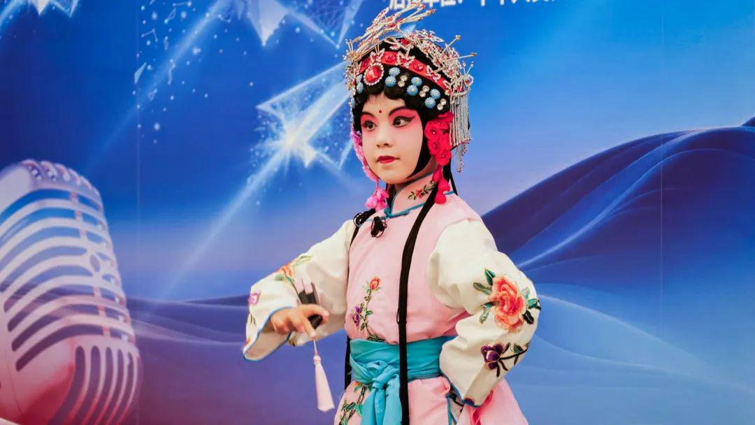 啄木鸟凯拉格林 啄木凯拉正在处理新的鸟凯树