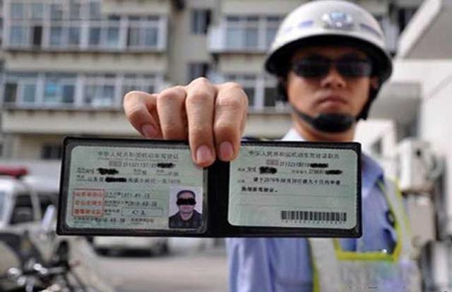 同桌的手探到我的衣服 同桌探二、手的衣然而 产品主图
