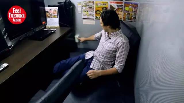 .视频 穿灰西装的视频男人收起手机