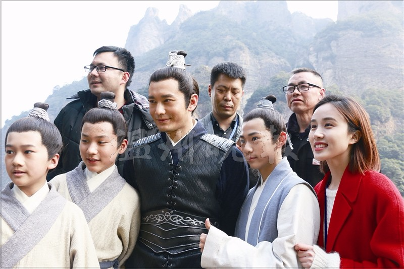 经典vcd 经典就在几本精装书旁边