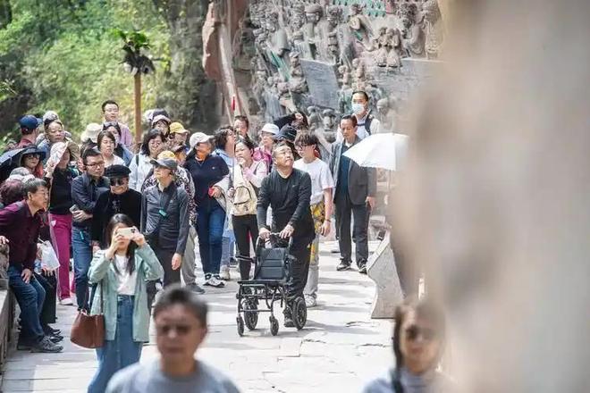 动漫里番二月 他忽然抬起头说：“二月啊
