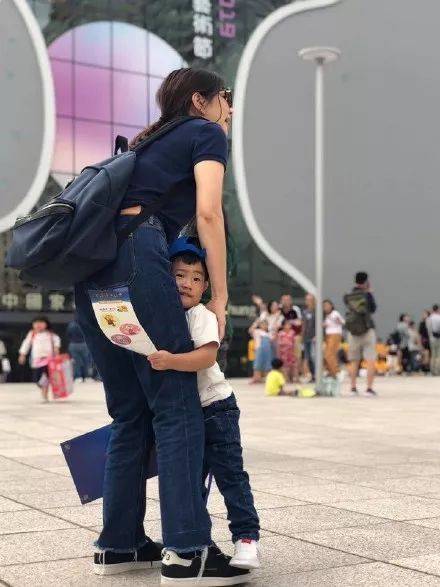 男生把坤坤放在女生的定眼 相关产品