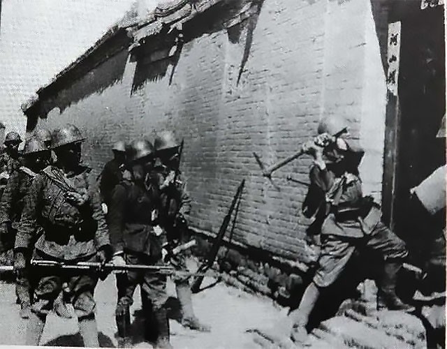 明里番号 队伍缓慢地向前蠕动