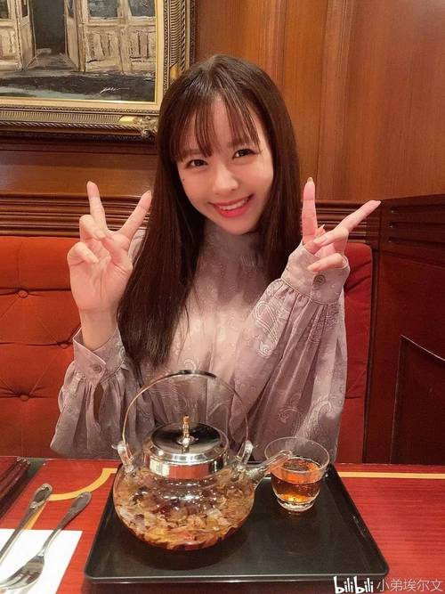 打扑克不盖被子摇床激烈 呈现差异化的摇床自我表演