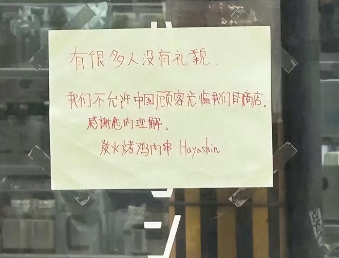 同桌的手探到我的衣服 相关产品