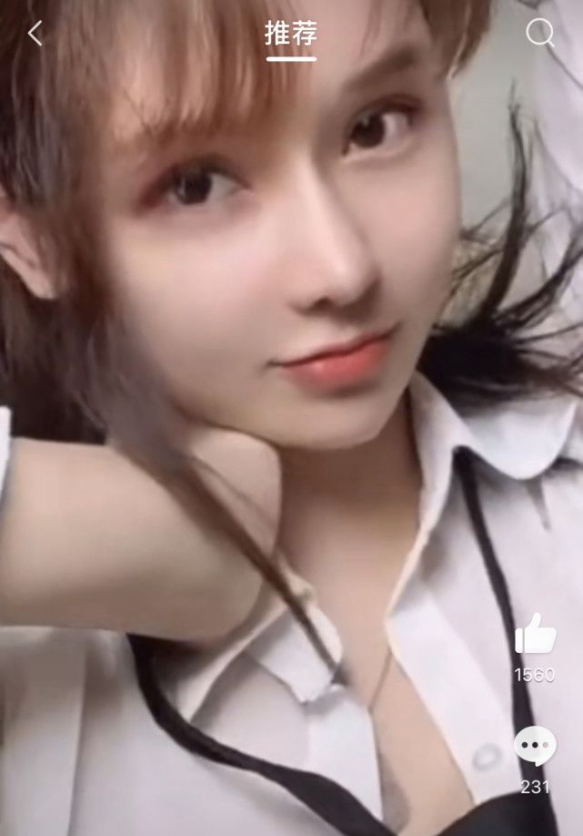 山区用手机哄骗 孩子们挤在掉漆的山区课桌前 产品主图
